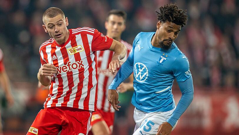 Berlins Julian Ryerson (l) kämpft gegen Sören Rieks von Malmö FF um den Ball.