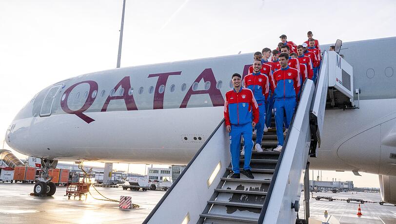 Das Team des FC Bayern vor dem Abflug nach Katar.