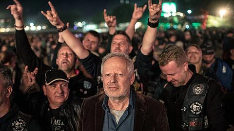Kommissar Borowski (Axel Milberg) gönnt sich im neuen Wacken-"Tatort" ein bisschen Feierabend-Heavy-Metal
