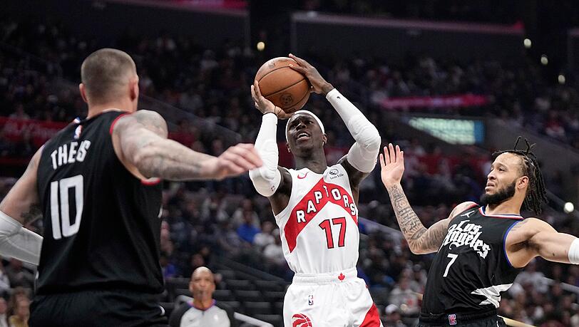 Seit dieser Saison für die Toronto Raptors im Basketball-Dienst: Dennis Schröder (M.).