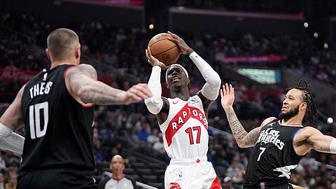 Seit dieser Saison für die Toronto Raptors im Basketball-Dienst: Dennis Schröder (M.).