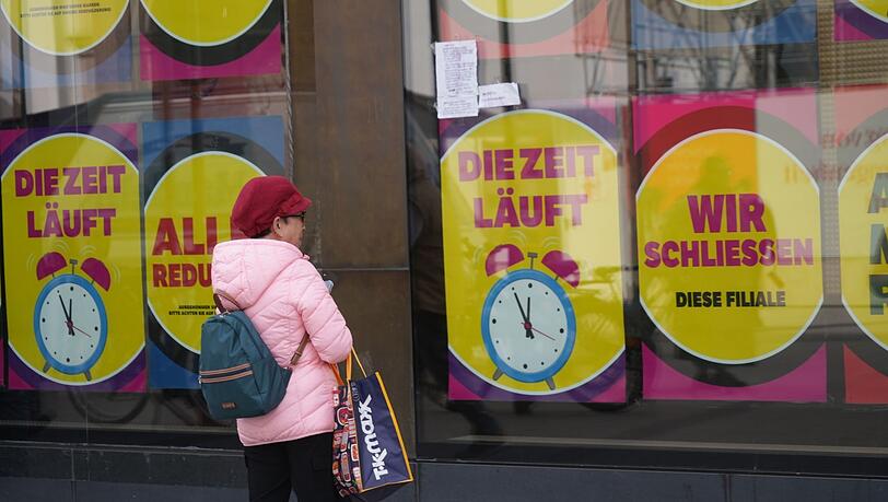 Mancher mag das gar nicht glauben: Viele bleiben irritiert vor den bunten Schildern an der Fensterfront stehen.