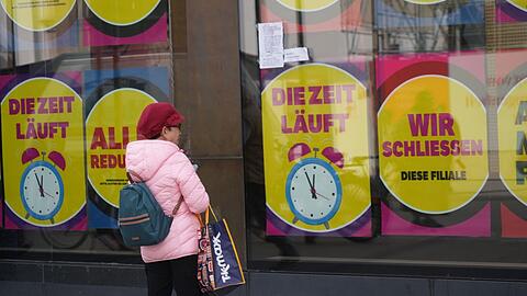 Mancher mag das gar nicht glauben: Viele bleiben irritiert vor den bunten Schildern an der Fensterfront stehen.