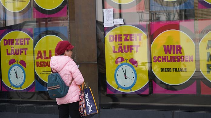 Mancher mag das gar nicht glauben: Viele bleiben irritiert vor den bunten Schildern an der Fensterfront stehen.