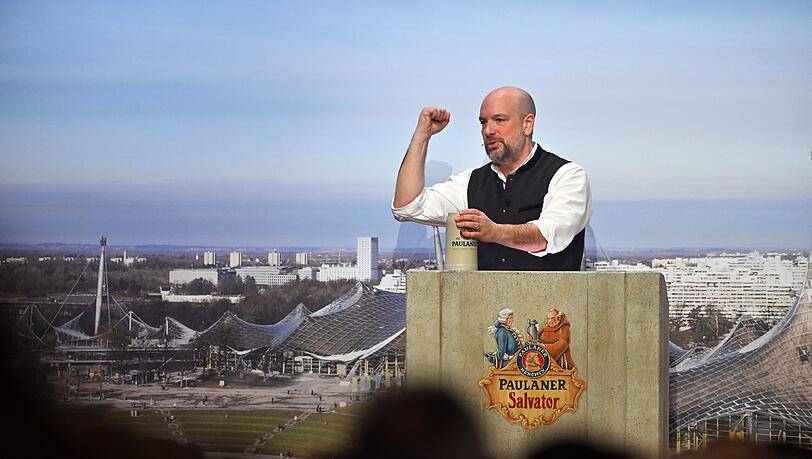Etwa eine Stunde lang hat Stephan Zinner derbleckt. Dabei mussten sowohl Bundes- als auch Kommunalpolitiker einstecken.