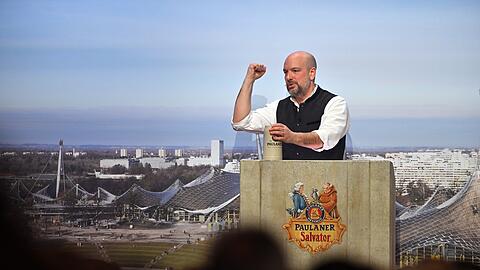 Etwa eine Stunde lang hat Stephan Zinner derbleckt. Dabei mussten sowohl Bundes- als auch Kommunalpolitiker einstecken.
