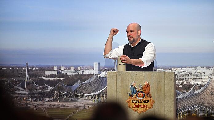 Etwa eine Stunde lang hat Stephan Zinner derbleckt. Dabei mussten sowohl Bundes- als auch Kommunalpolitiker einstecken. Etwa eine Stunde lang hat Stephan Zinner derbleckt. Dabei mussten sowohl Bundes- als auch Kommunalpolitiker einstecken.