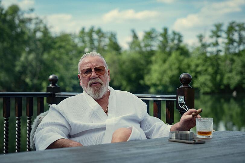 Manchmal vergisst man, dass Susies Vater, der Gangster Bobby Glass (Ray Winstone), im Gefängnis ist, so gemütlich und pittoresk hat er es dort. Manchmal vergisst man, dass Susies Vater, der Gangster Bobby Glass (Ray Winstone), im Gefängnis ist, so gemütlich und pittoresk hat er es dort.