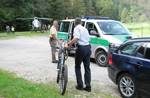 Ermittler mit einem der beiden Mountainbikes.