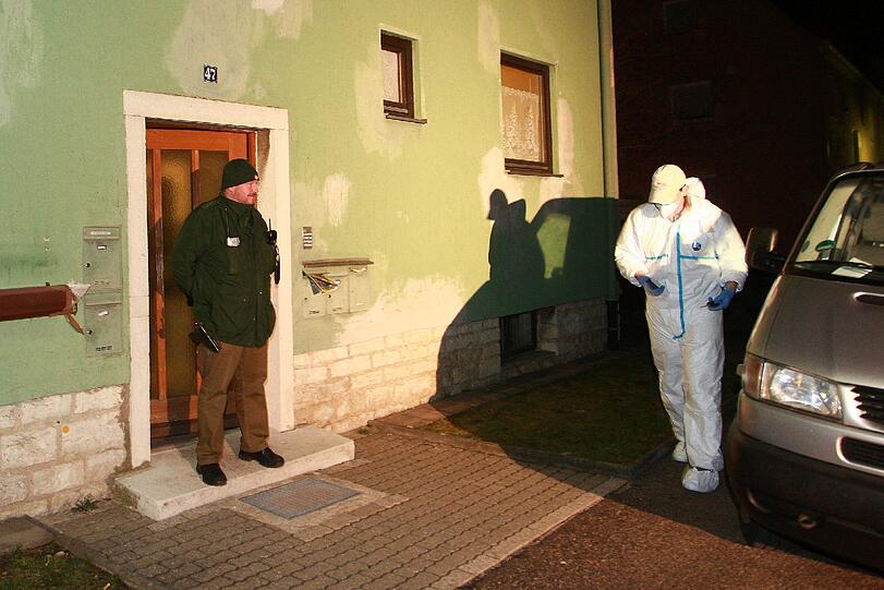 Vor dem Haus des Verdächtigen in Weißenburg: Ein Beamter der Spurensicherung auf dem Weg zum Tatort.