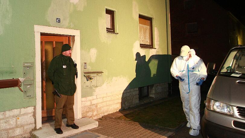Vor dem Haus des Verdächtigen in Weißenburg: Ein Beamter der Spurensicherung auf dem Weg zum Tatort. Vor dem Haus des Verdächtigen in Weißenburg: Ein Beamter der Spurensicherung auf dem Weg zum Tatort.