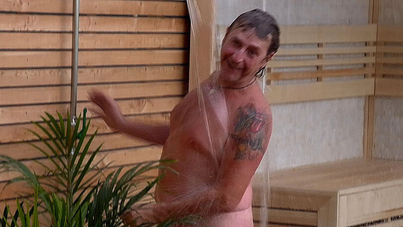Und dann ein etwas gewöhnungsbedürftiger Anblick: Martin Semmelrogge duscht (leider) mal wieder nackt!