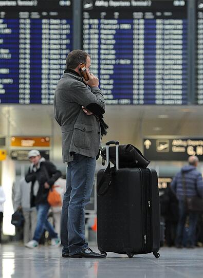 Lange Warteschlangen an den Schaltern, endloses Warten in den Terminals und fast jeder zweite Flug der Lufthansa fällt streikbedingt aus. Die Bilder vom Flughafen.