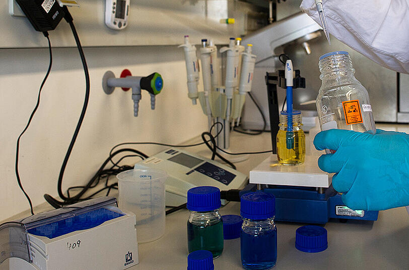 Ein Mitarbeiter der Chemie-Fakultät der LMU soll im Labor mit Drogen experimentiert haben.
