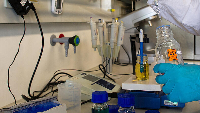 Ein Mitarbeiter der Chemie-Fakultät der LMU soll im Labor mit Drogen experimentiert haben. Ein Mitarbeiter der Chemie-Fakultät der LMU soll im Labor mit Drogen experimentiert haben.