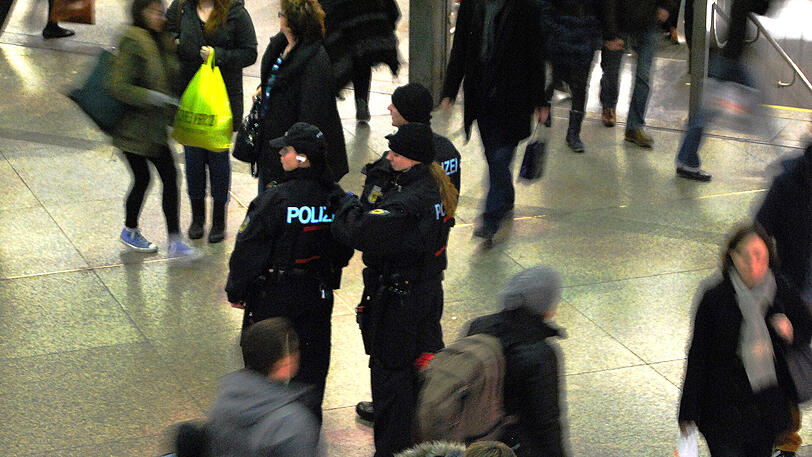 Während der Sicherheitskonferenz überwachen zahlreiche Einsatzkräfte der Polizei den Münchner Hauptbahnhof.