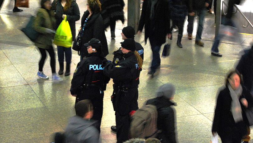 Während der Sicherheitskonferenz überwachen zahlreiche Einsatzkräfte der Polizei den Münchner Hauptbahnhof. Während der Sicherheitskonferenz überwachen zahlreiche Einsatzkräfte der Polizei den Münchner Hauptbahnhof.