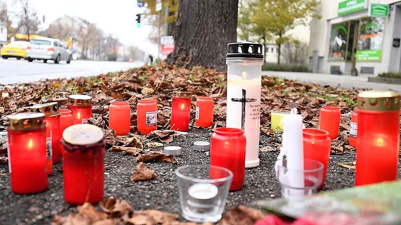 An der Unfallstelle in Laim haben Mitschüler und Familie Kerzen und Plüschtiere abgelegt. Nun meldet sich auch die Mutter des Todesrasers zu Wort.