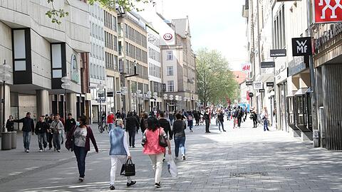 Großer Ansturm ausgeblieben: Das 9-Euro-Ticket hat sich kaum auf das Shoppingverhalten in der Innenstadt ausgewirkt.