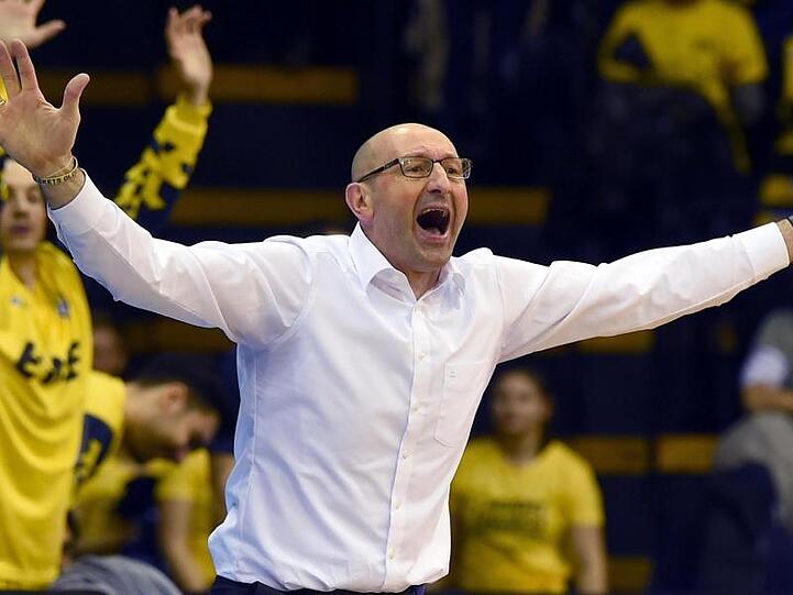 Trainer Mladen Drijencic von Oldenburg gestikuliert beim Spiel gegen ALBA Berlin. Foto: Carmen Jaspersen/Archiv
