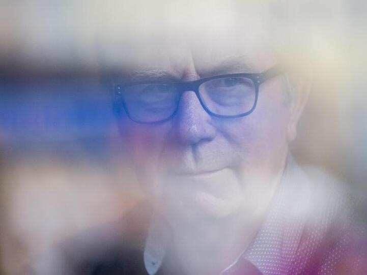 Arno Funke bei einem Gespräch anlässlich seiner Festnahme als Kaufhauserpresser "Dagobert" vor 25 Jahren.
