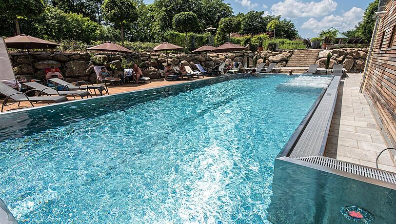 Schwimmvergnügen in einem der insgesamt fünf Pools des Bodenmaiser Hofs – zwei davon befinden sich im Adults-Only-Bereich. Schwimmvergnügen in einem der insgesamt fünf Pools des Bodenmaiser Hofs – zwei davon befinden sich im Adults-Only-Bereich.