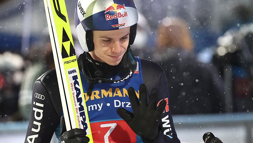 Andreas Wellinger aus Deutschland reagiert im Zielbereich.