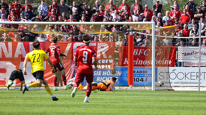 Der FC Bayern II muss sich im Spitzenspiel gegen Bayreuth deutlich  mit 0:4 geschlagen geben.