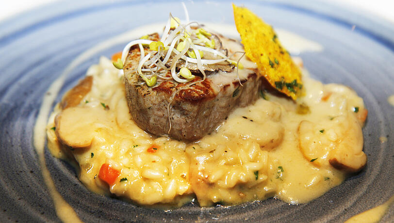 Vierter Gang: Kalbsfilet an Trüffelsalsa, cremiges Pilzrisotto mit Rosmarin. Vierter Gang: Kalbsfilet an Trüffelsalsa, cremiges Pilzrisotto mit Rosmarin.