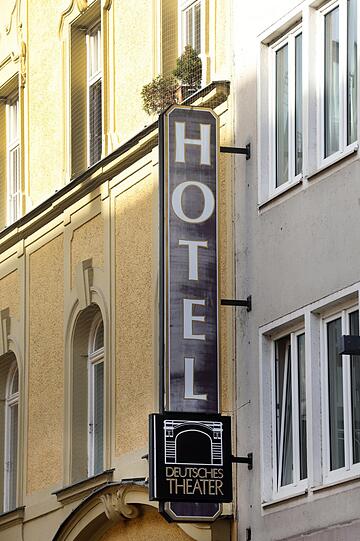 Die Rückseite vom Deutschen Theater.