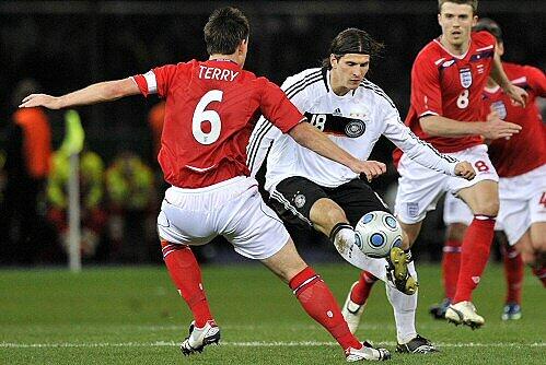 Defensivstark: John Terry (l.) gegen Mario Gomez