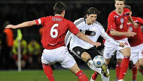 Defensivstark: John Terry (l.) gegen Mario Gomez Defensivstark: John Terry (l.) gegen Mario Gomez