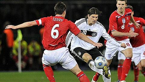 Defensivstark: John Terry (l.) gegen Mario Gomez