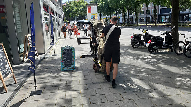 Bei Temperaturen um die 30 Grad werden die kostbaren Flügel über die Herzog-Wilhelm-Straße ins neue Domizil in der Sonnenstraße 19 gerollt. Bei Temperaturen um die 30 Grad werden die kostbaren Flügel über die Herzog-Wilhelm-Straße ins neue Domizil in der Sonnenstraße 19 gerollt.