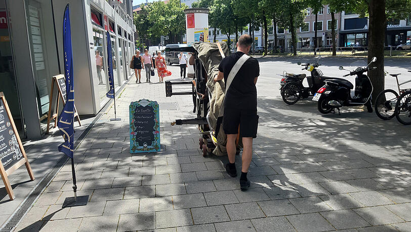 Bei Temperaturen um die 30 Grad werden die kostbaren Flügel über die Herzog-Wilhelm-Straße ins neue Domizil in der Sonnenstraße 19 gerollt. Bei Temperaturen um die 30 Grad werden die kostbaren Flügel über die Herzog-Wilhelm-Straße ins neue Domizil in der Sonnenstraße 19 gerollt.