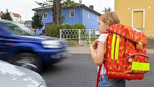 Gerade für Erstklässler ist der Schulweg gefährlich - sie können Entfernungen und Geschwindigkeiten noch nicht richtig abschätzen. Gerade für Erstklässler ist der Schulweg gefährlich - sie können Entfernungen und Geschwindigkeiten noch nicht richtig abschätzen.