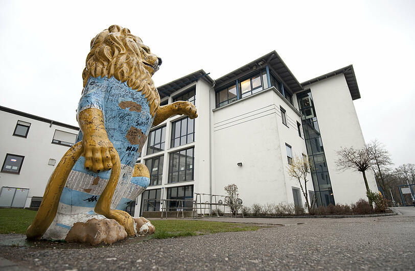 Der Löwe vor der Geschäftsstelle des TSV 1860 München.