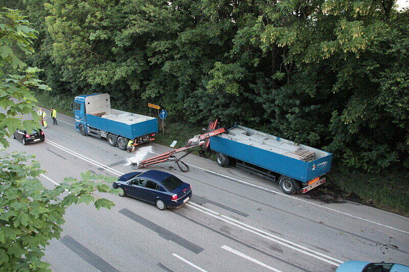 Bei Mühldorf ist ein Lkw mit Ladekran gegen eine Brücke gekracht. Der Kran wurde dabei aus der Verankerung gerissen und landete auf der Straße. Die Bilder.