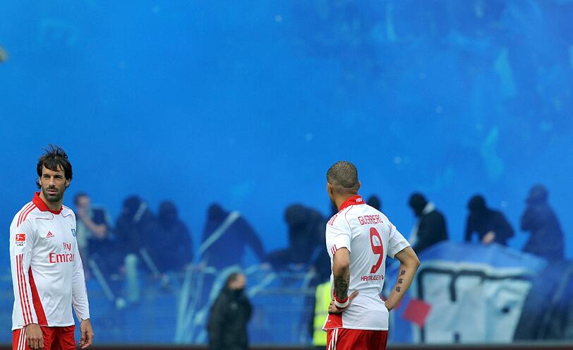 Bei den Auseinandersetzungen musste die Polizei rund 50 Fußballfans in Gewahrsam nehmen. Mehrere Polizisten wurden durch Flaschenwürfe leicht verletzt. Auf dem Platz ging es unter den Spielern dagegen vergleichsweise harmlos zu - allerdings hatten Ex-HSV-Stürmer Ruud van Nistelrooy und Paolo Guerrero während des Spiels mit leichten Sichtbehinderungen zu kämpfen.