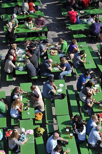 Und so sah es letztes Jahr aus: Menschen sitzen am 01.03.2012 im Biergarten in München in der Sonne. Temperaturen um die 13 Grad herrschten damals am Tag des meteorologischen Frühlingsanfangs. Foto: Andreas Gebert dpa/lby