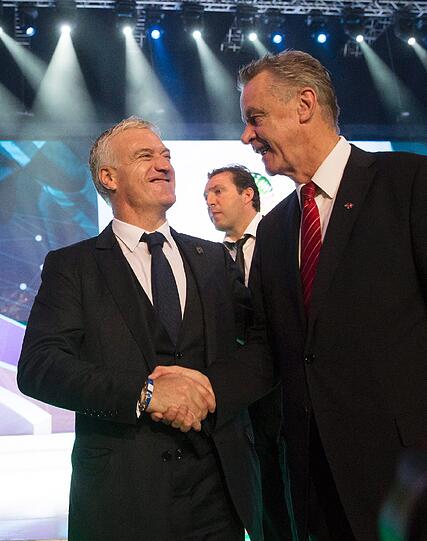 Der Schweizer Coach Ottmar Hitzfeld mit dem Franzosen Didier Deschamps