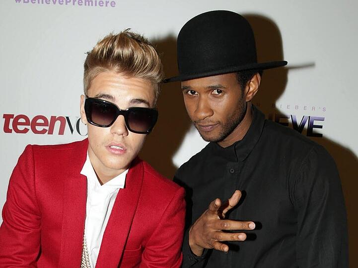 Justin Bieber (l.) mit seinem Mentor Usher