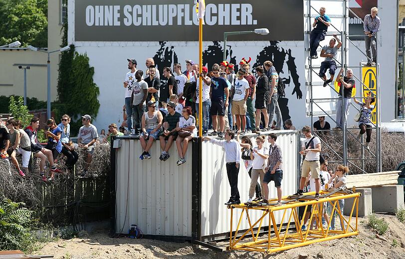Ganz dicht an der Straße warten die Fans auf den Bus mit den frisch gebackenene Weltmeistern.