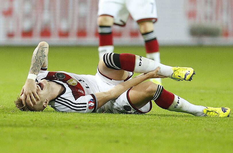 Marco Reus mit schmerzverzerrtem Gesicht am Boden. Erneut verletzte sich der Nationalspieler am linken Knöchel.