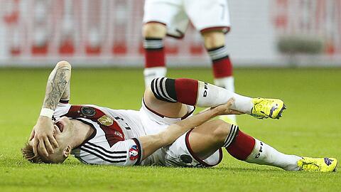 Marco Reus mit schmerzverzerrtem Gesicht am Boden. Erneut verletzte sich der Nationalspieler am linken Knöchel.