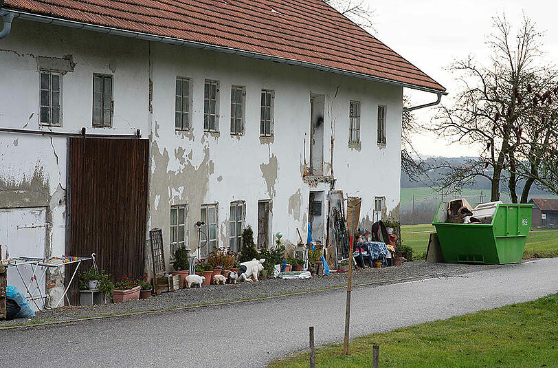 Keramikschweine vor der Tür: In diesem Haus hat die 62-jährige Frau die toten Tiere versteckt.