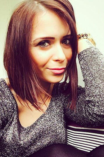 Stephanie ist 28 Jahre alt, 1,68m groß, wohnt in München und arbeitet als Teamassistentin in einer Münchner Baufirma.