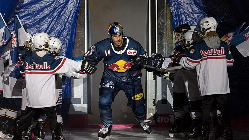 Spalier für den Rückkehrer: Stürmer Justin Shugg gehört wieder zum Kader des EHC Red Bull München.