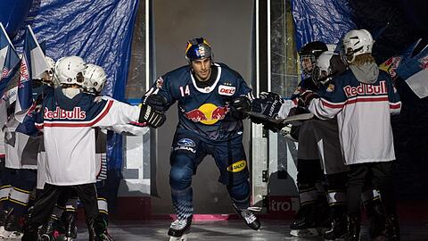 Spalier für den Rückkehrer: Stürmer Justin Shugg gehört wieder zum Kader des EHC Red Bull München.