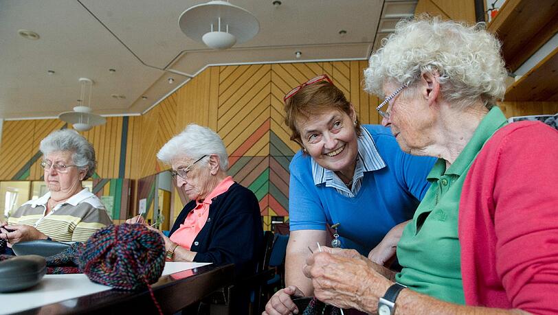 Eine Mitarbeiterin des Bundesfreiwilligendienstes in einem Altenheim. Eine Mitarbeiterin des Bundesfreiwilligendienstes in einem Altenheim.
